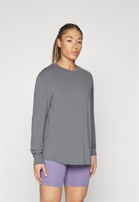 Nike Performance ONE RELAXED - Hosszú ujjú felső - iron grey/black