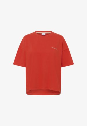 Erksavpunane suurte mõõtmetega lühikeste varrukatega t-särk, millel on ümarsärk ja vasakul rinnal väike valge tikandiga tekst.