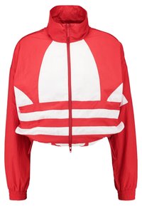 Röd och vit kort jacka med hög krage, full dragkedja, elastiska ärmslut och djärv randig design på den nedre fållen och ärmarna.