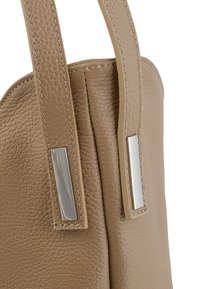 Tan leren handtas met een gestructureerd oppervlak, twee handvatten en zilverkleurige metalen accenten. Heeft stikwerk langs de randen.