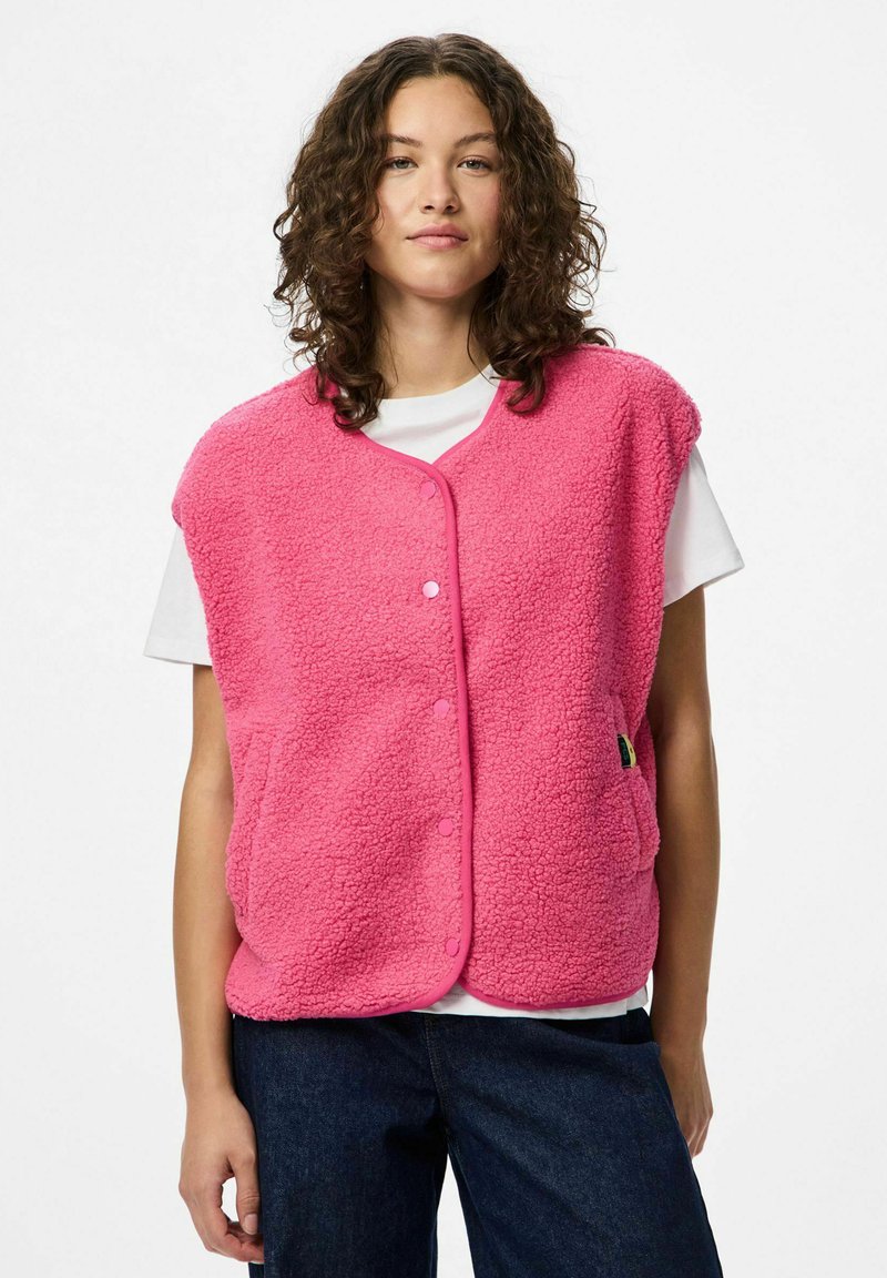 Fleeceväst i klar rosa med knäppning, V-hals och sidofickor, med ett mjukt, texturerat tyg och kontrasterande kanter.