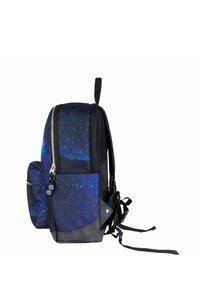 Rugzak met een blauw sterrenstelsel patroon, zwarte accenten, een hoofdvak met rits en zijvakken met verstelbare straps.