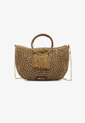 Sac à main en paille tressée de couleur camel, doté d'une poignée circulaire, d'une bandoulière chaîne dorée et d'un pompon décoratif camel. Comprend un accent logo en cuir.