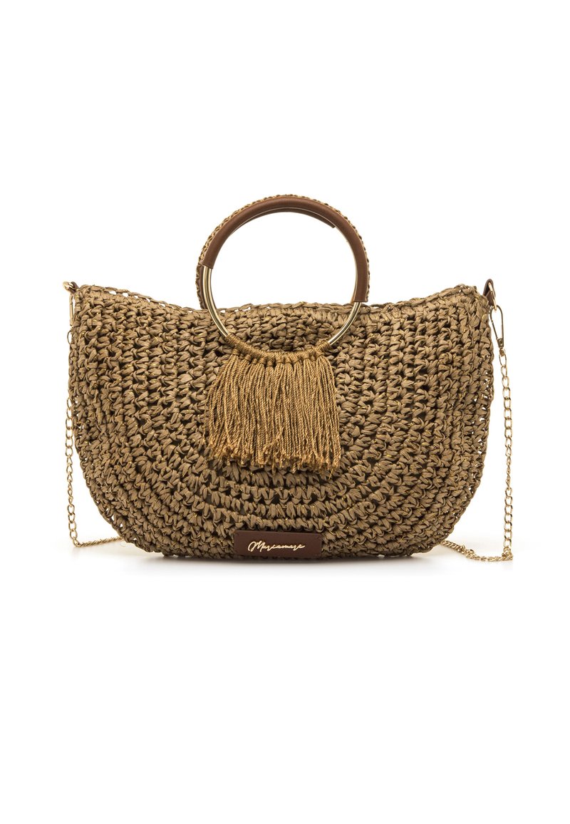 Bolso tejido de paja en color tostado, con un asa circular, correa de cadena dorada y un adorno de borla en color tostado. Incluye un detalle de logo en cuero.
