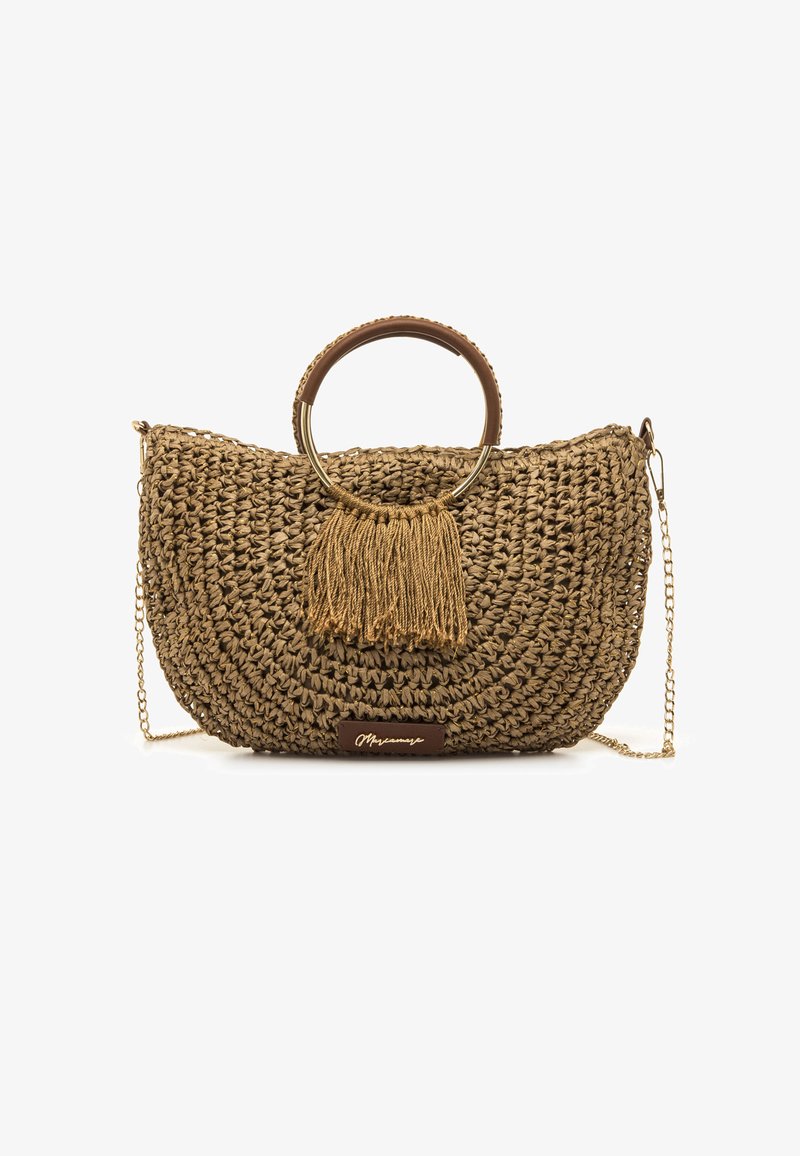 Geflochtene Strohtasche in Hellbraun mit einem runden Griff, einem goldfarbenen Kettenriemen und einer dekorativen hellbraunen Quaste. Enthält ein Lederlogo-Akzent.