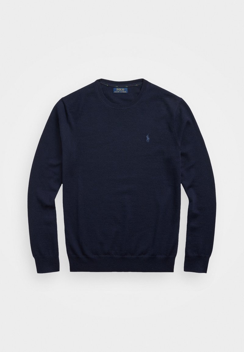Pull en tricot bleu marine avec un col rond, des manches longues, des poignets et un ourlet côtelés, et un petit logo brodé sur la poitrine.