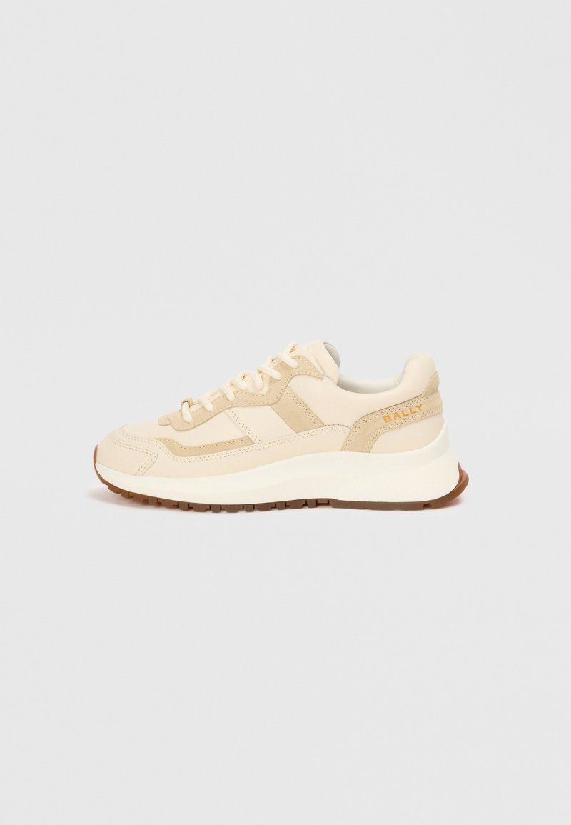 Beige tenisky s materiály z semiše a kůže; mají silnou bílou mezipodešev, gumovou podešev a decentní branding na patě.