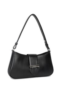 Borsa in pelle nera con forma curva, tracolla regolabile e pattina frontale con dettaglio in metallo color argento.