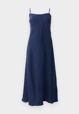 Robe sans manches bleu marine, avec une coupe décontractée, fabriquée en tissu texturé. Elle présente des bretelles fines et réglables, et arrive à mi-mollet.