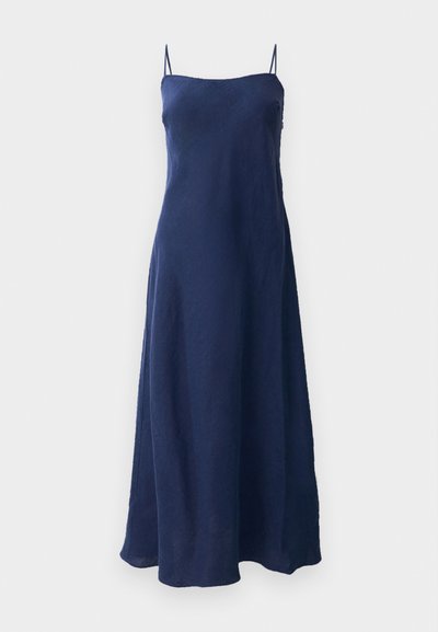 Ναυτικό μπλε, αμάνικο φόρεμα με χαλαρή εφαρμογή, φτιαγμένο από υφασμάτινη υφή. Διαθέτει λεπτές ρυθμιζόμενες τιράντες και πέφτει έως το ύψος της μέσης του ποδιού.