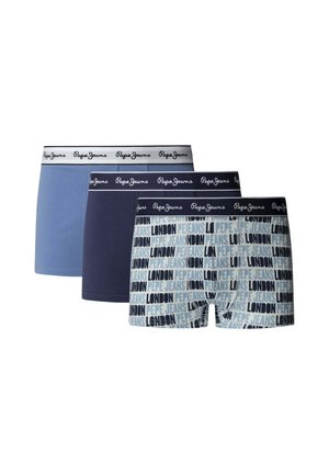 Tres pares de calzoncillos para hombres en azul, azul oscuro y un diseño estampado con el texto "PEPE JEANS LONDON". Tejido suave y cinturilla elástica.