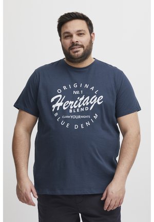 Tamnoplava pamučna majica kratkih rukava s hrabrim bijelim natpisom "Original No. 1 Heritage Blend Claim Your Rights."
