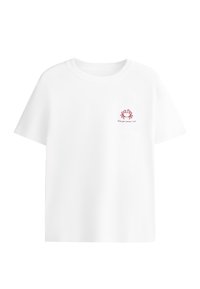 T-shirt blanc à manches courtes avec un petit motif crabe rouge et le texte « Trouve ton crabe d'été » sur le côté gauche de la poitrine.