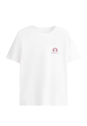 Biele tričko s krátkym rukávom s malým červeným dizajnom kraba a textom "Nájdi svoj letný krab" na ľavej strane hrudníka.