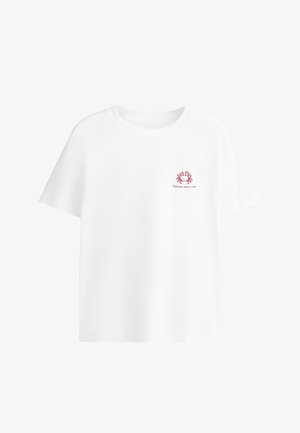 Wit T-shirt met korte mouwen met een klein rood krabontwerp en de tekst "Vind je zomerkreeft" op de linkerbovenkant van de borst.