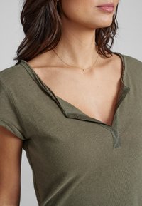 Mos Mosh T-shirt basic - army