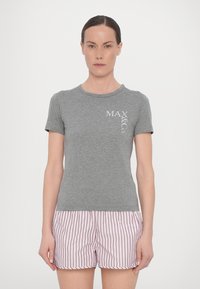 Camiseta de algod�ón gris con mangas cortas y cuello redondo, que presenta un logotipo impreso en blanco en el pecho; combinada con pantalones cortos a rayas rosas.