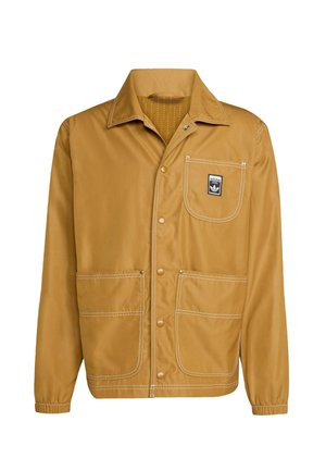 Hnědá lehká bunda s průhmatními knoflíky, třemi předními kapsami, elastickými manžetami a nášivkou loga Adidas na levé horní kapse.