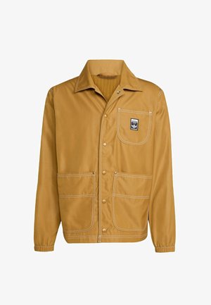Hnědá lehká bunda s průhmatními knoflíky, třemi předními kapsami, elastickými manžetami a nášivkou loga Adidas na levé horní kapse.
