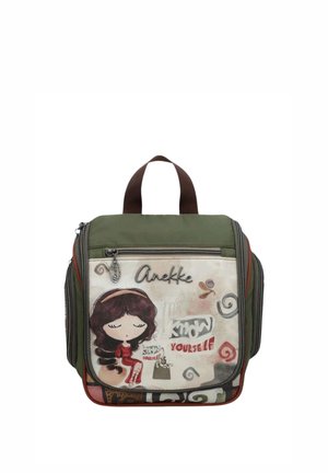 Zaino verde e beige con una bambina dei cartoni animati, logo "Anekke" scritto a mano e la frase "conosci te stesso" sulla tasca frontale.