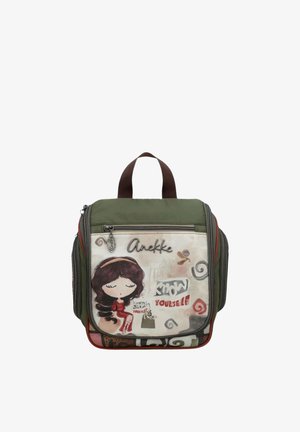 Zaino verde e beige con una bambina dei cartoni animati, logo "Anekke" scritto a mano e la frase "conosci te stesso" sulla tasca frontale.