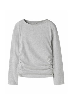 Chemise manches longues gris clair avec col rond et fronces discrètes sur les côtés près de la taille, design uni sans motifs ni logos.