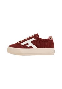 Niedriger Sneaker aus rostfarbenem Cordstoff mit weißem Seitenlogo, beiger Gummisohle und beigen Schnürsenkeln, im Profil dargestellt.