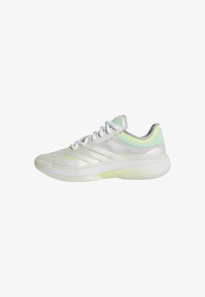 Baskets de sport blanches et vert clair avec un design en mesh, fermeture à lacets, et semelle épaisse et rembourrée, présentées de côté sur un fond blanc.