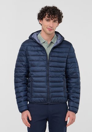 Giacca puffer navy con chiusura a zip, design a quadri orizzontali, cappuccio attaccato e due tasche laterali; materiale isolante e texture liscia.