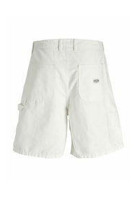 Pantaloni cargo bianchi in cotone, caratterizzati da un taglio dritto, due tasche laterali, tasche posteriori e una piccola etichetta del marchio sulla tasca destra.