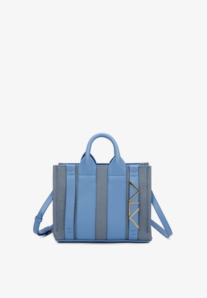 Petit sac à main structuré bleu avec des panneaux en tissu et cuir, double anses supérieures, bandoulière détachable et détail de logo géométrique doré.