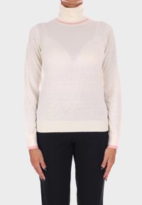 Maglione a collo alto crema con dettagli rosa al colletto e ai polsini, caratterizzato da una texture morbida e un orlo a coste, progettato per una silhouette aderente.