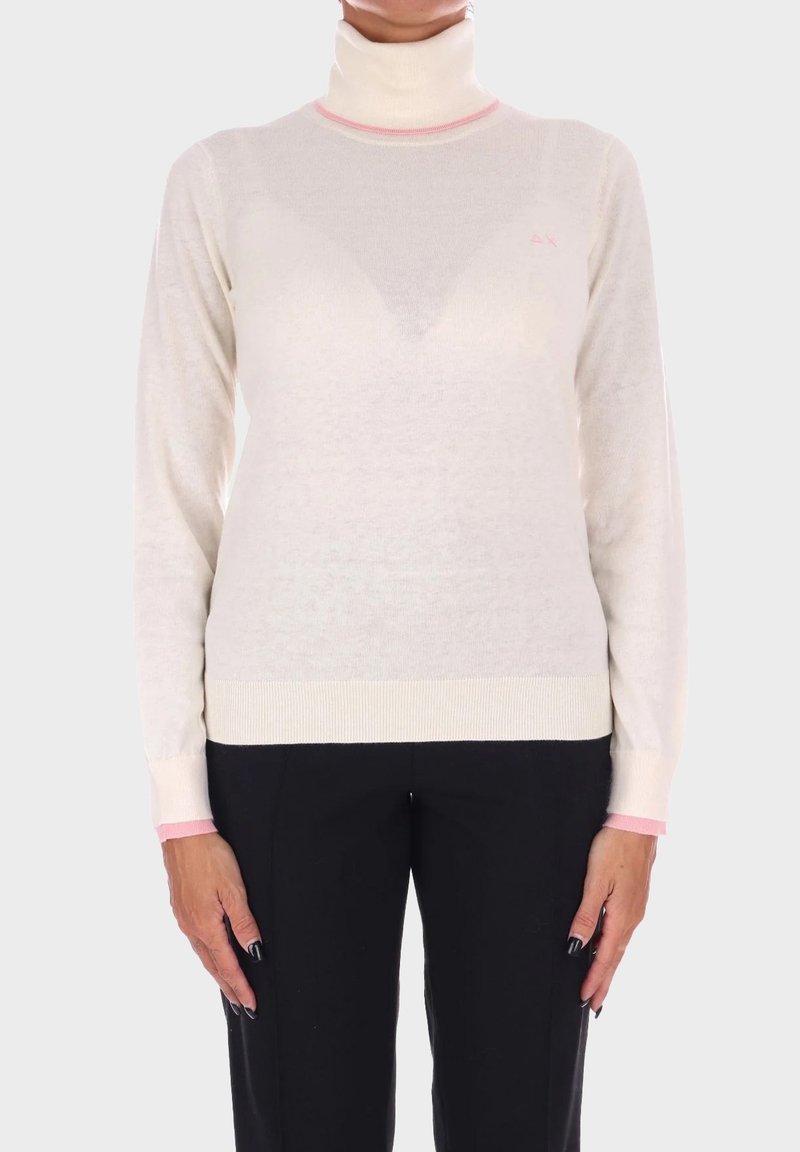 Maglione a collo alto crema con dettagli rosa al colletto e ai polsini, caratterizzato da una texture morbida e un orlo a coste, progettato per una silhouette aderente.