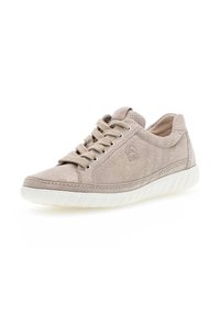 Beige suède sneaker met ronde neus, vetersluiting en een textuur oppervlak. Heeft een witte rubberen zool en een subtiele merkteken detail aan de zijkant.