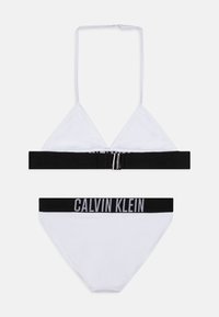 Biały zestaw bikini z trójkątnym topem i dopasowanym dołem. Charakteryzuje się czarną elastyczną taśmą z logo "CALVIN KLEIN" oraz gładką fakturą.