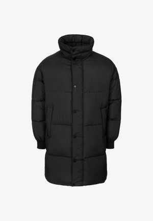 Abrigo negro largo acolchado con cuello alto, cierre frontal con botones a presión, puños elásticos y bolsillos laterales con cremallera.