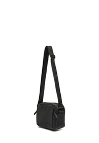 Borsa a tracolla nera realizzata in materiale morbido, con forma rettangolare, tracolla regolabile e tasca con zip. Design semplice senza motivi.
