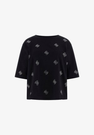 Černý top s krátkými rukávy s malými bílými puntíkovanými květinovými vzory rovnoměrně rozmístěnými po celé látce.