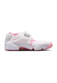 Λευκό και ροζ slip-on αθλητικό παπούτσι με χοντρή σόλα και ρυθμιζόμενους ιμάντες βέλκρο πάνω από το πάνω μέρος του ποδιού και τη φτέρνα, εμφανιζόμενο από την πλευρά σε λευκό φόντο.