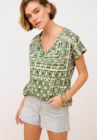Next V-NECK BUBBLE HEM - REGULAR FIT - T-Shirt print - green