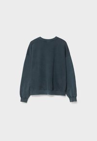 Donkerblauwe sweatshirt, katoenmix, ronde hals, lange mouwen met geribbelde boorden. Zachte textuur, eenvoudig ontwerp, geen zichtbare logo's of patronen.