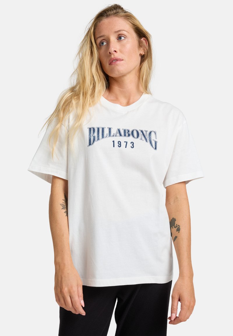 Hvid bomulds T-shirt med en blå broderet "BILLABONG 1973" design på forsiden, med afslappet pasform og korte ærmer.