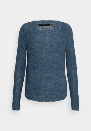 Długi rękaw, niebieski sweter dziany z okrągłym dekoltem, ściągaczami na mankietach i lekko zaokrąglonym dołem, prezentowany na jednolitym tle.