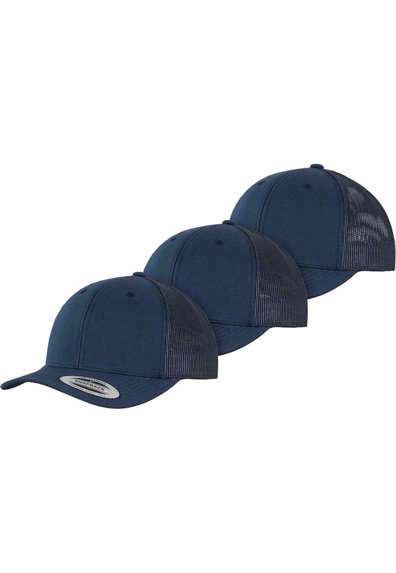 Tres gorras azul marino con un diseño estructurado, fabricadas con una parte frontal de tela y parte trasera de malla, con visera curva y cierre ajustable de botón a presión.