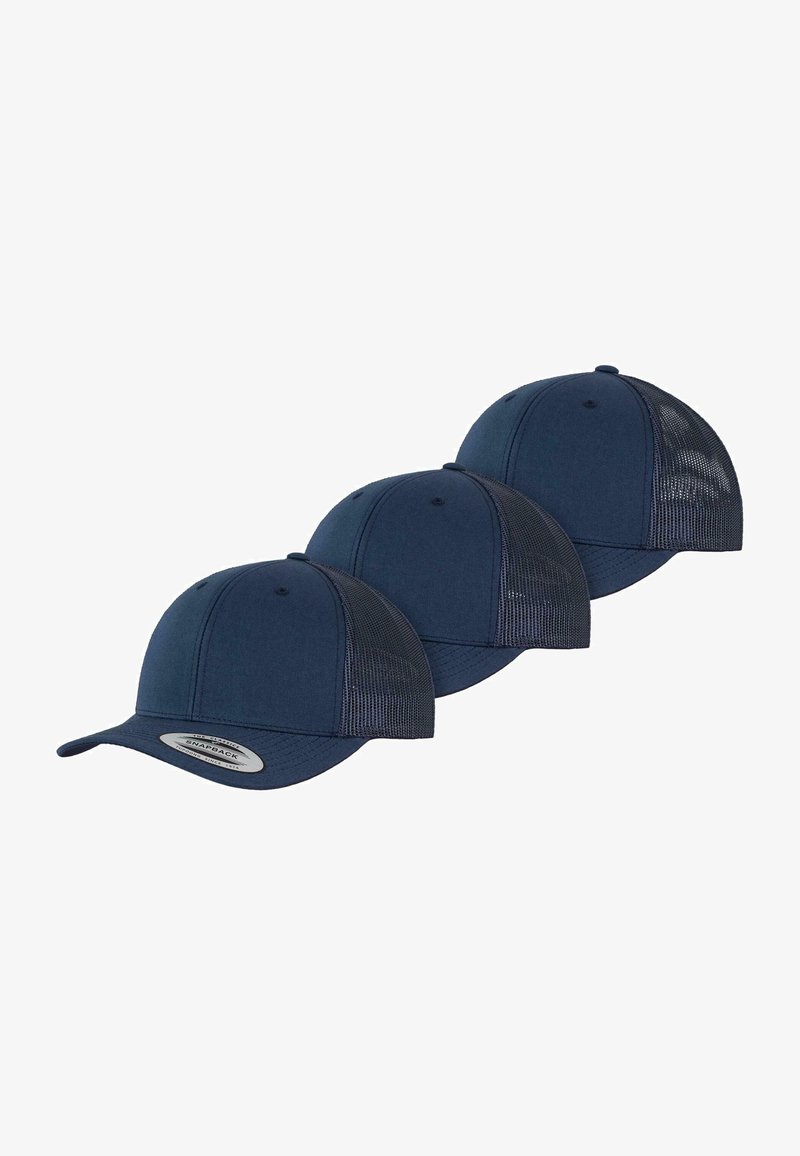Tres gorras azul marino con un diseño estructurado, fabricadas con una parte frontal de tela y parte trasera de malla, con visera curva y cierre ajustable de botón a presión.