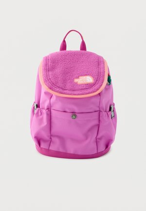 Mazs rozā un violets mugursoma ar vilnas pārsegu un sānu kabatām, priekšējā pārsegā attēlots The North Face logotips.