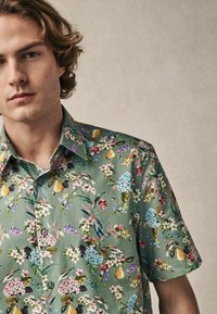 Next REGULAR FIT - PRINT SHORT SLEEVE - Camisa - seafoam green floral fruit
