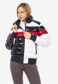 Gepolsterte Bomberjacke mit horizontalen Streifen in Marineblau, Weiß und Rot aus glänzendem Material, mit hohem Kragen, Reißverschluss und gerippten Bündchen.