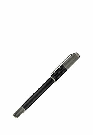 Sort og sølvfarvet metalfountainpen med rillede hætte og ende, med clips på hætten, isoleret på hvid baggrund.