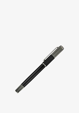 Stylo plume en métal noir et argent avec un capuchon et une extrémité rainurés, avec un clip sur le capuchon, isolé sur fond blanc.